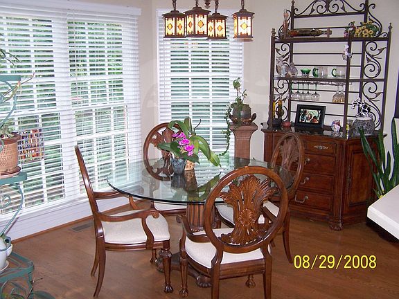Breakfast area w/rear view