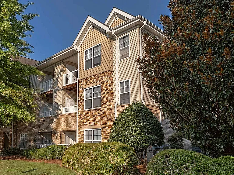 Perks and Amenities at Stratford at Hillcrest Apartments