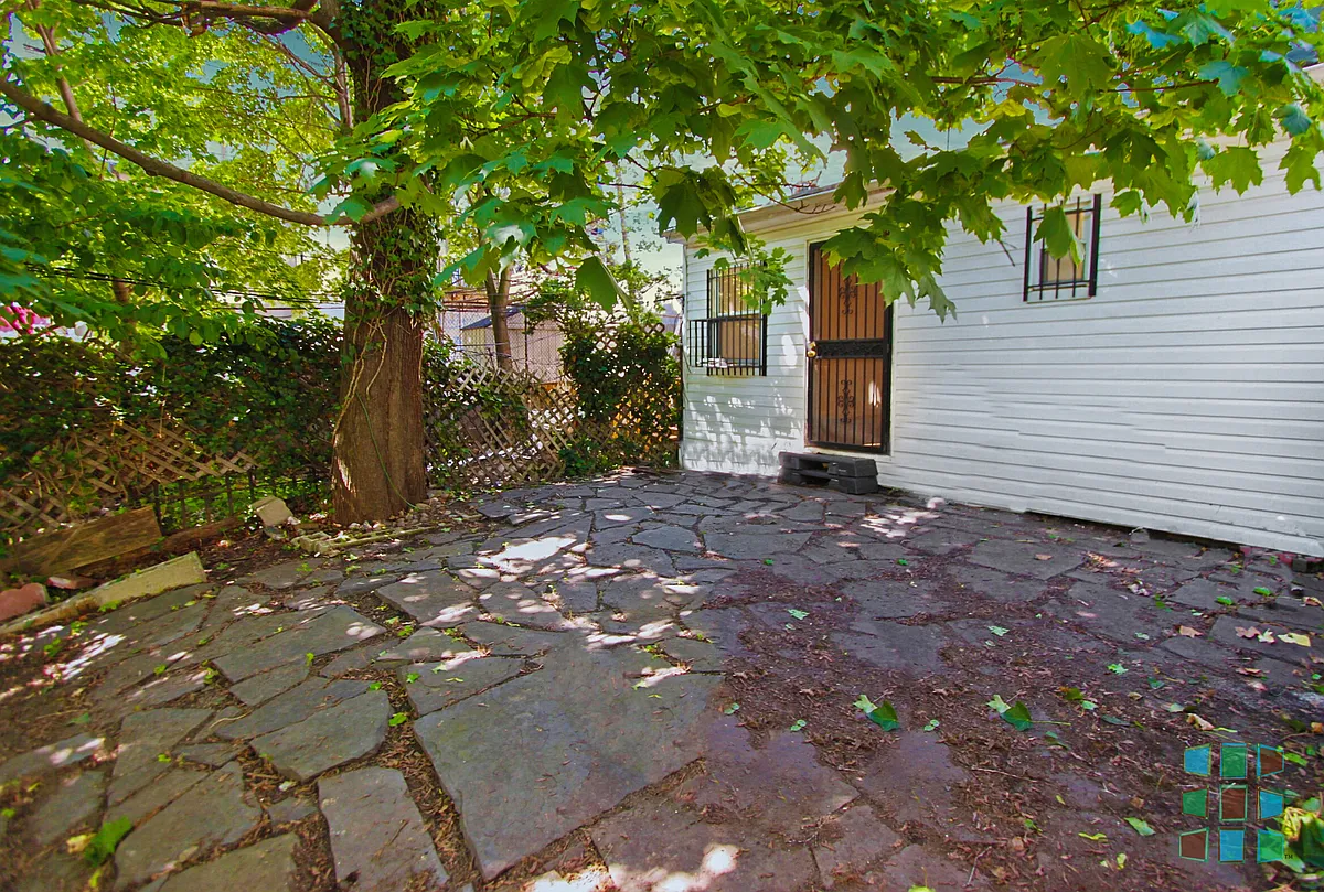 Building Photo - 131 Hall St #1