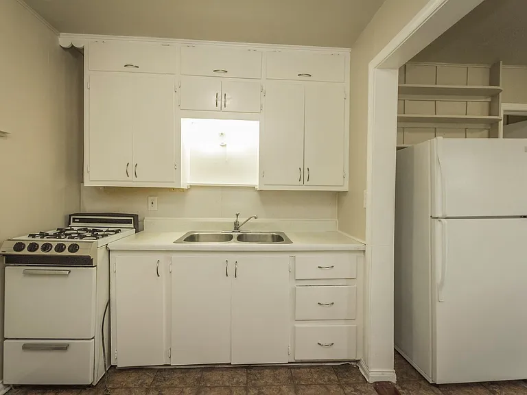 204 E Franklin Ave — Photo 3