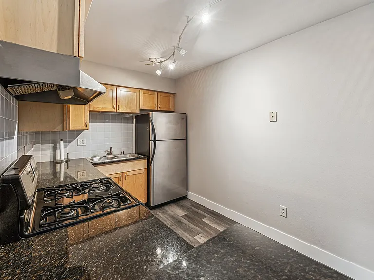 2121 N Cambridge Ave #108 — Photo 8