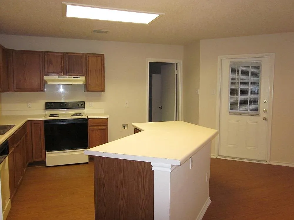 4 bed, 2.5 bath, 2450 sqft, $1,995 — Photo 4