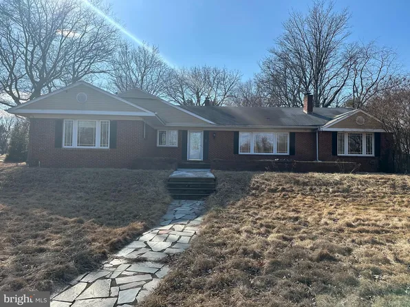 2 Nixon Dr, Moorestown, NJ 08057
