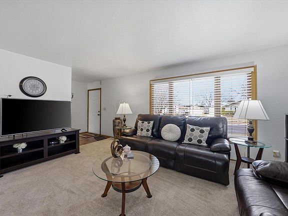 4th image of 9045 West Rochelle AVENUE