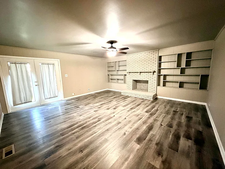 1711 Clarence Dr — Photo 7