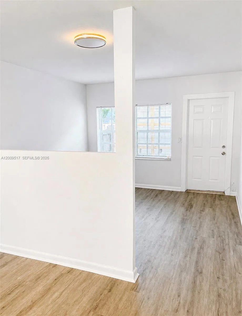 Building Photo - 1121 NE 2nd St #205