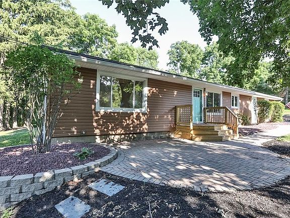 3rd image of 4 Laurentian Dr