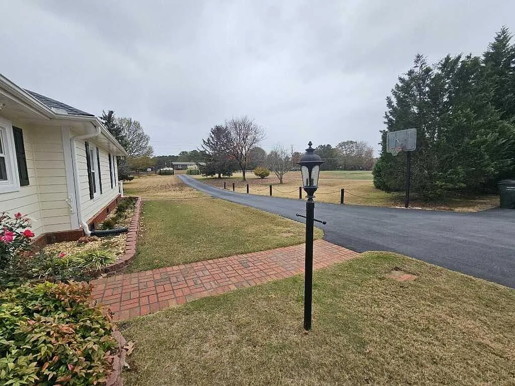 4 bed, 2.0 bath, $2,700 — Photo 3