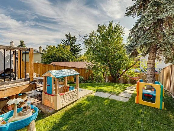3rd image of 558 NW Strathcona Dr SW