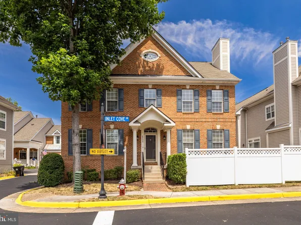 6908 Inlet Cove Dr, Fort Belvoir, VA 22060