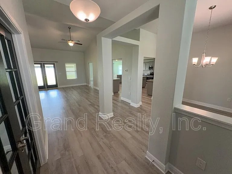 6264 Pineapple Dr — Photo 3
