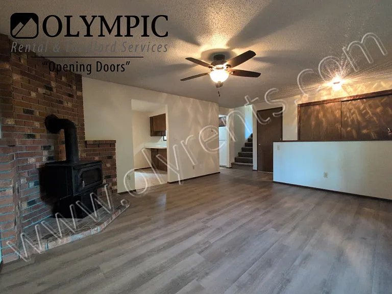 Charming 2 bed, 1 bath duplex w/ single car garage! — Photo 4