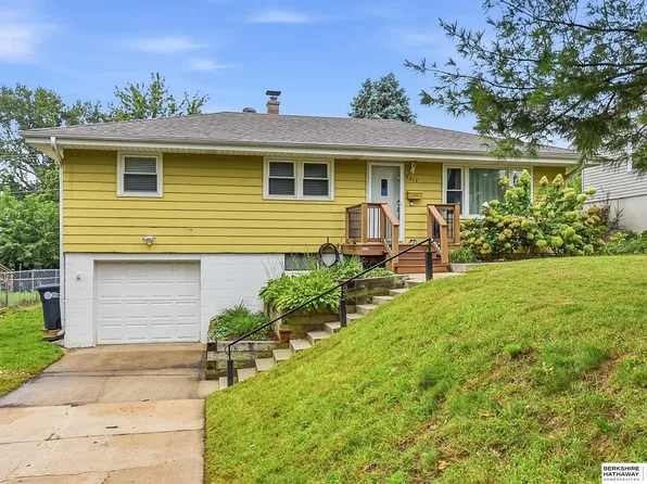 3217 Cornhusker Dr, Omaha, NE 68124