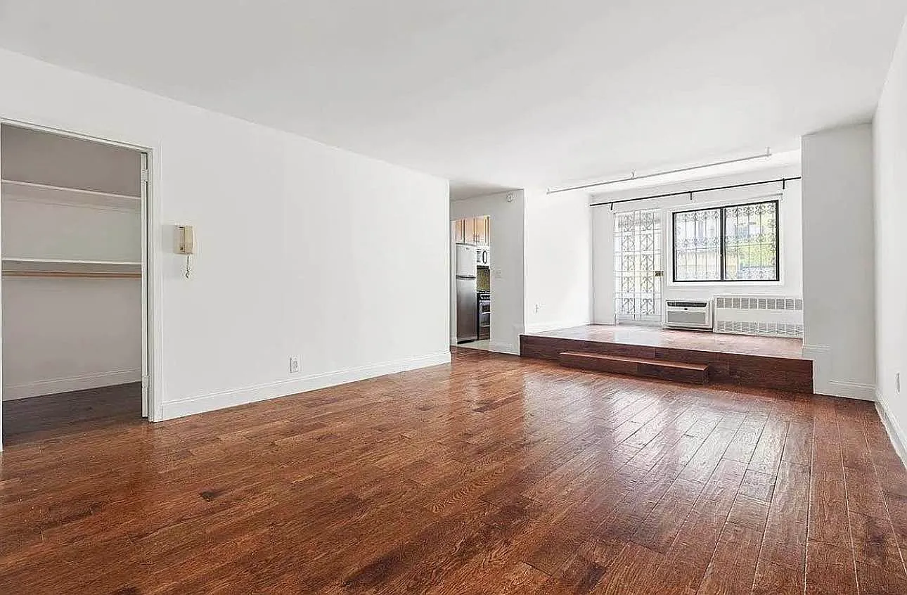 85 8th Avenue — Photo 1
