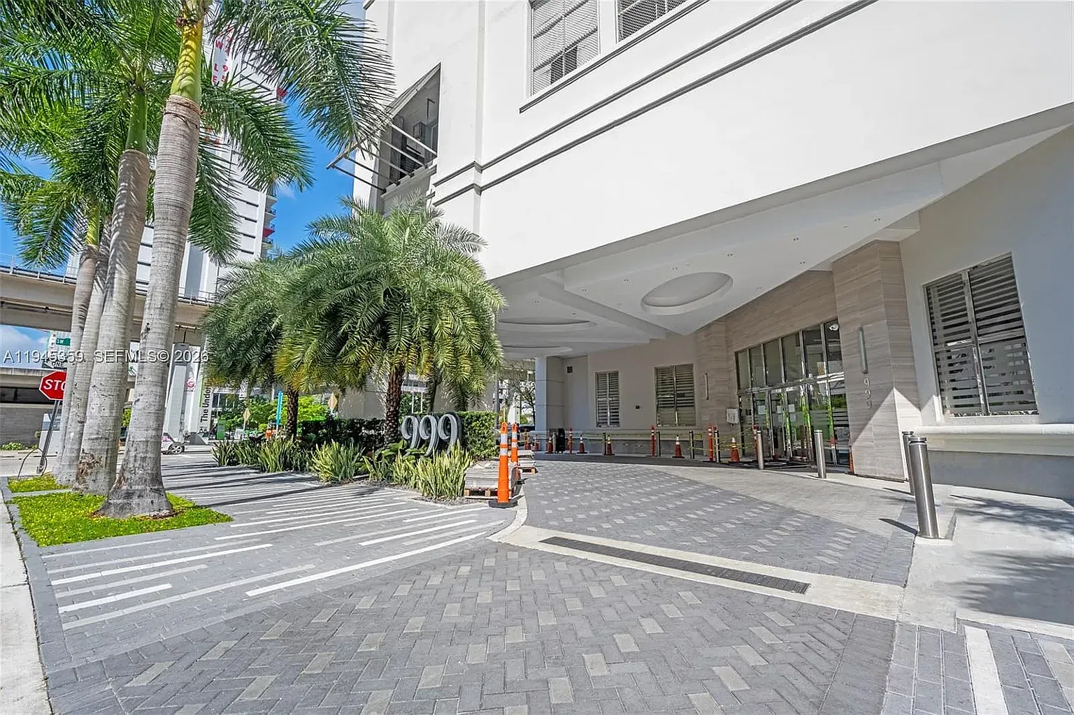 2 bed, 1100 sqft, $4,185 — Photo 2