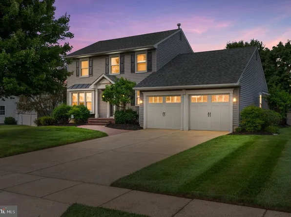 8 Williamsburg Ct, Sewell, NJ 08080