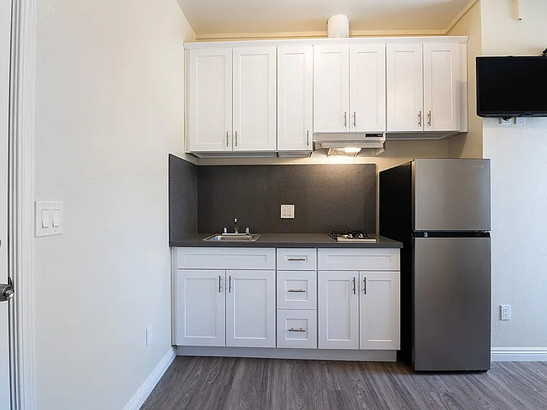 1017 S Burlington Ave — Photo 20