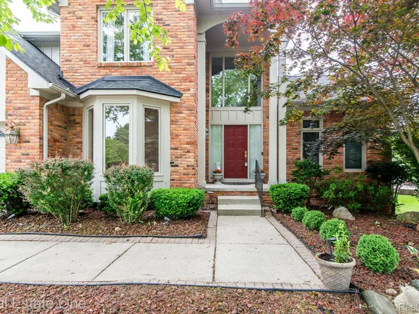 28328 Golf Pointe Blvd, Farmington Hills, MI 48331