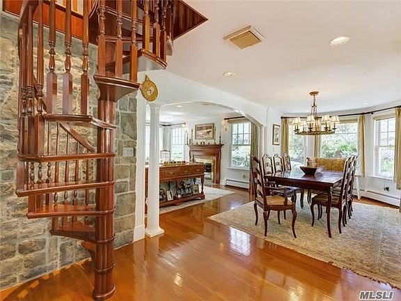 5th image of 2 Lloyd Cove Ct