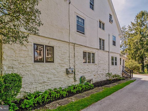 5th image of 114 Llanfair Rd