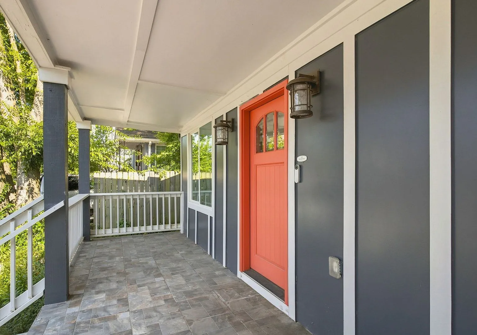 Modern 3 Bedroom in The Nations — Photo 3