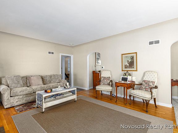 5th image of 615 Ottillia St SE
