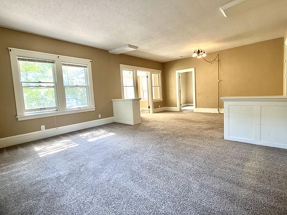 5th image of 806 John Farry Pl