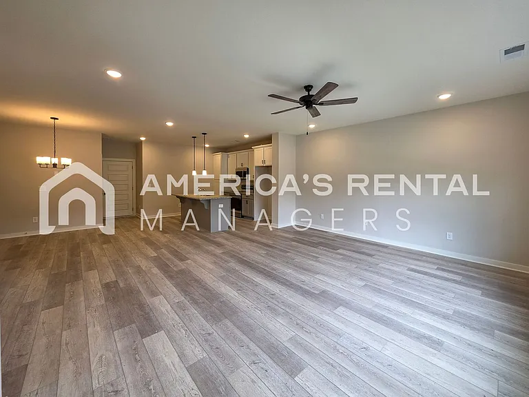 1019 Grand River Blvd W — Photo 10