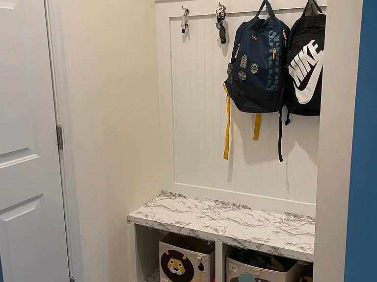 drop off zone (entry from 2car garage)