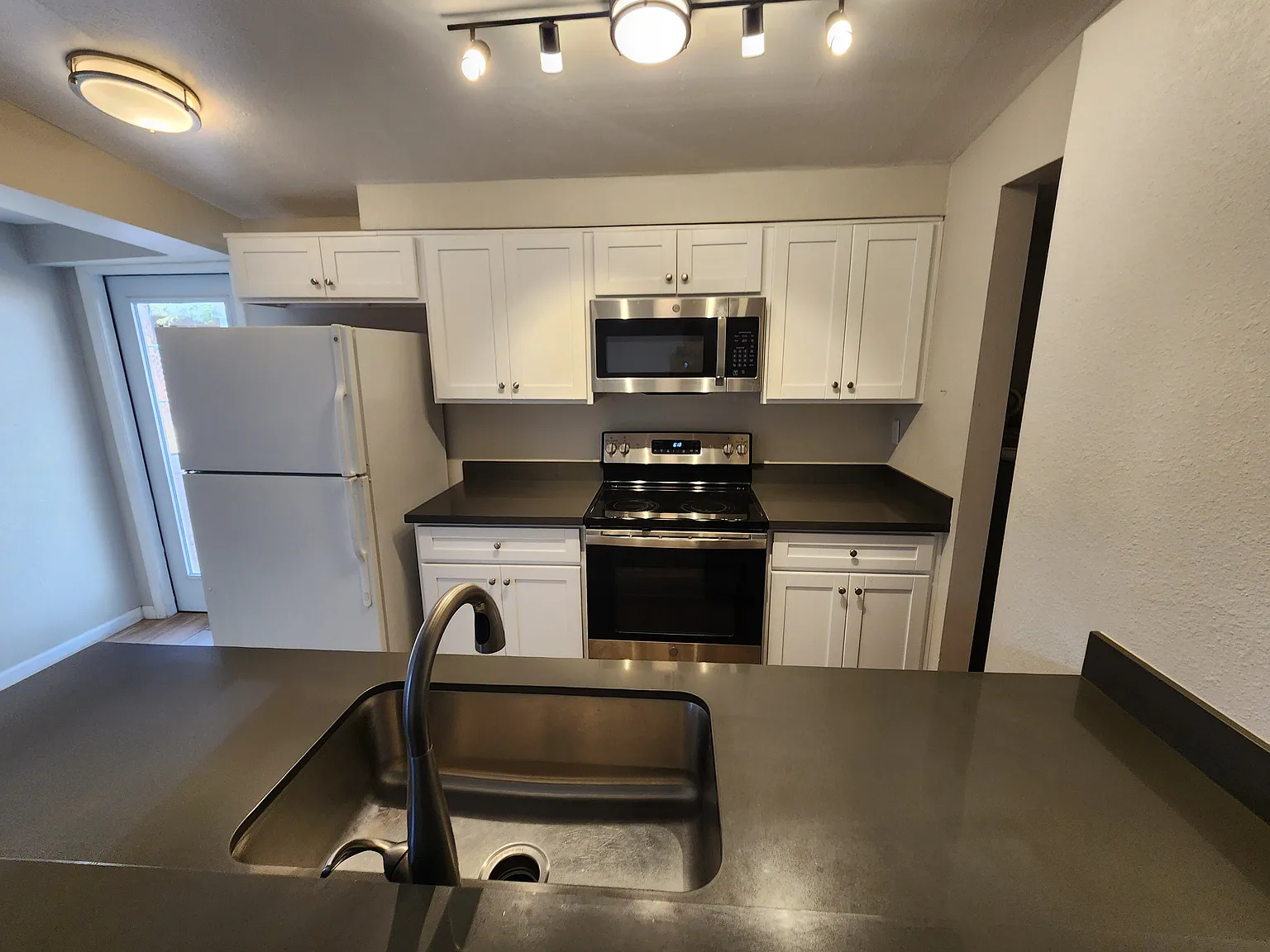 3 bed, 845 sqft, $1,895 — Photo 1
