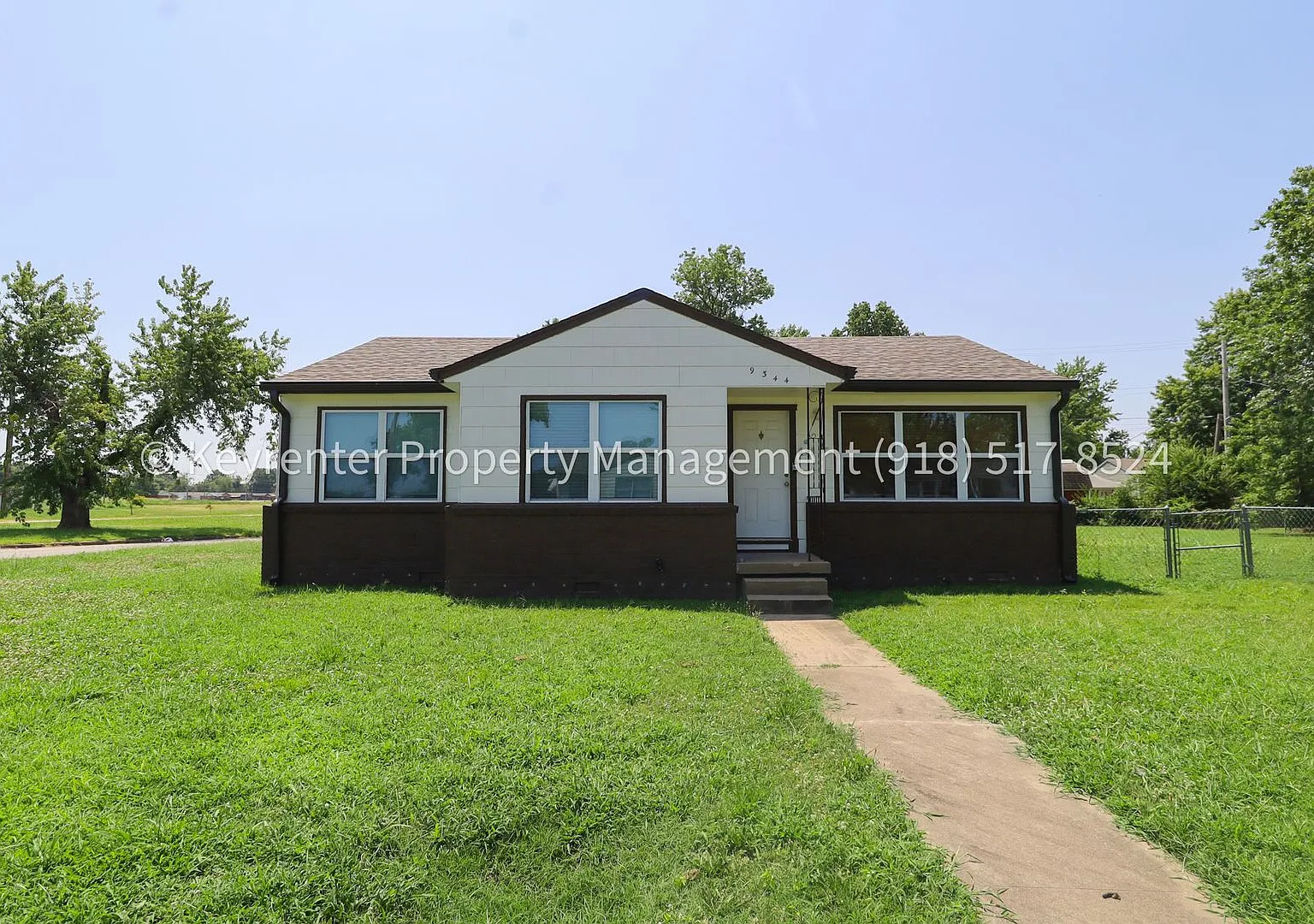 Beautifully Done 3 Bedroom House! Available for Immediate Move in! — Photo 2