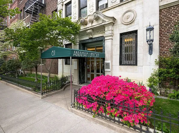 61 Eastern Pkwy APT 2E, Brooklyn, NY 11238