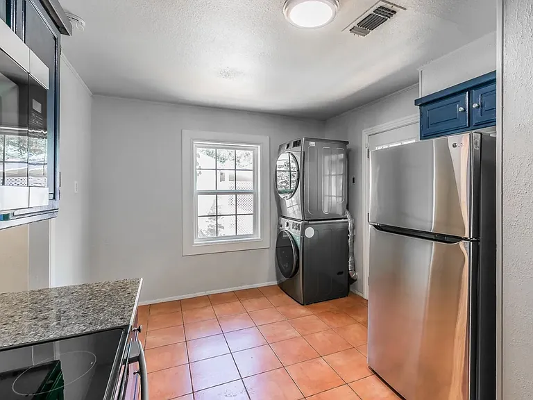3241 Sandage Ave — Photo 8