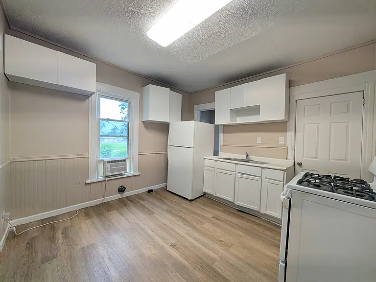 661 N Indiana Ave — Photo 4