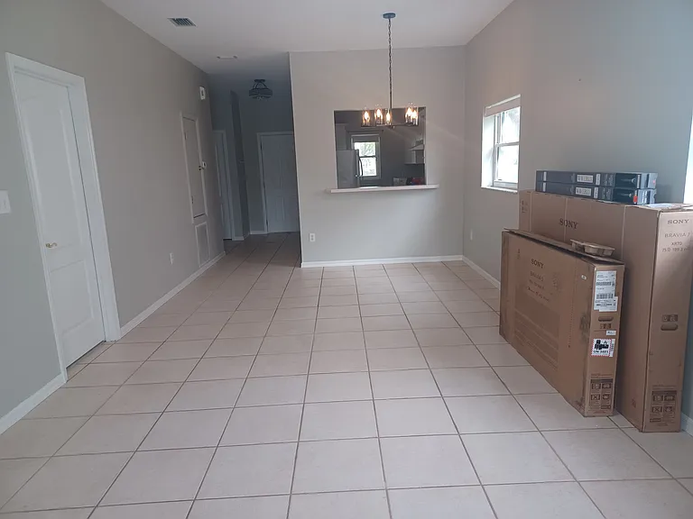 Dining/Living Room

(boxes not incuded)