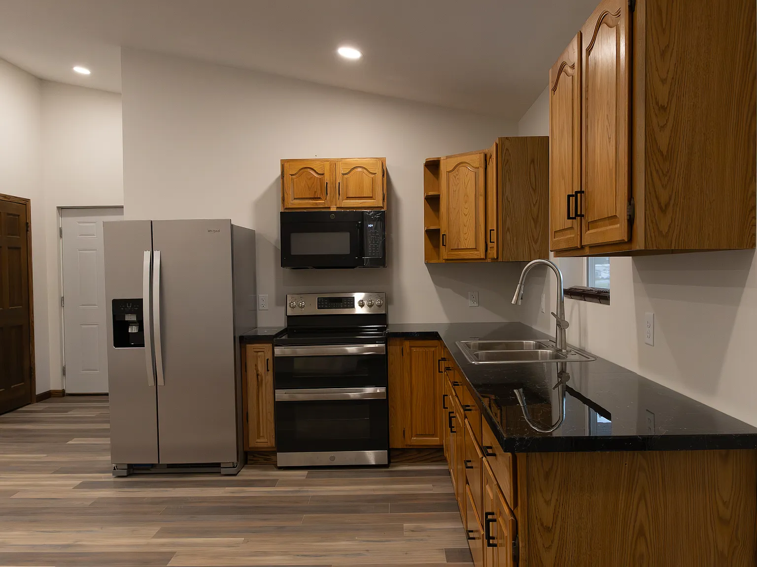 3 bed, 2200 sqft, $2,200 — Photo 3