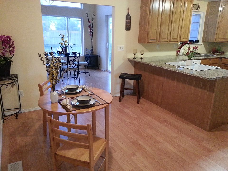 Main level kitchen eating bar