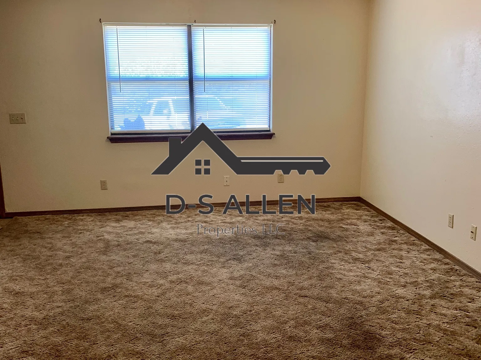 512 W Idaho Ave — Photo 2