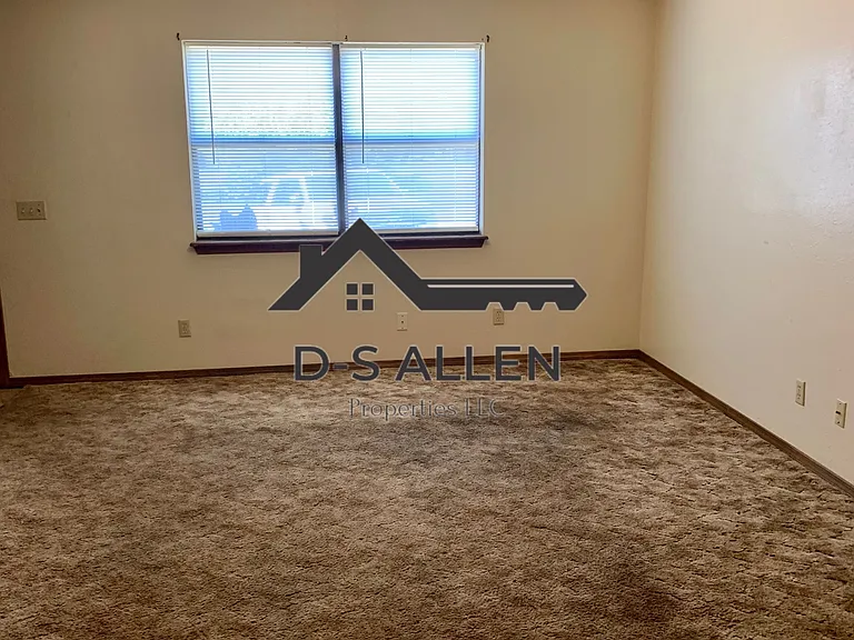 512 W Idaho Ave — Photo 2