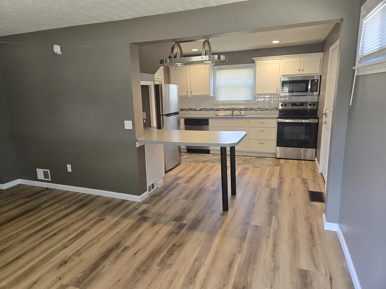 3 bed, 2.5 bath, 1200 sqft, $1,895 — Photo 3