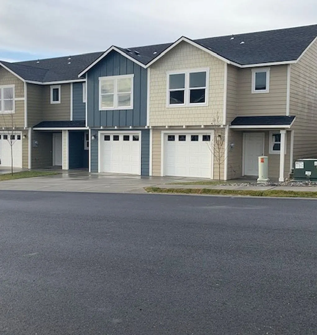 Whether you just want the extra room or need it for your family, our townhomes are calling!! — Photo 1