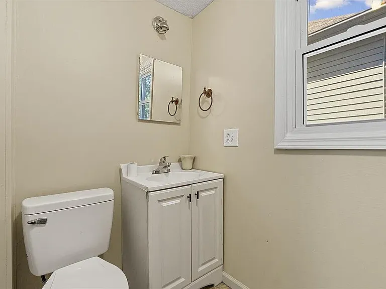 810 Avenue C — Photo 4