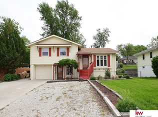 719 Shamrock Rd, Papillion, NE 68046