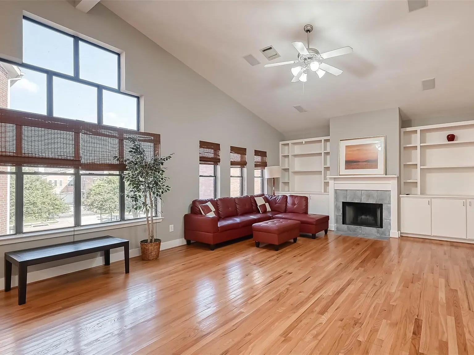 3 beds/ 2 bath townhome — Photo 1