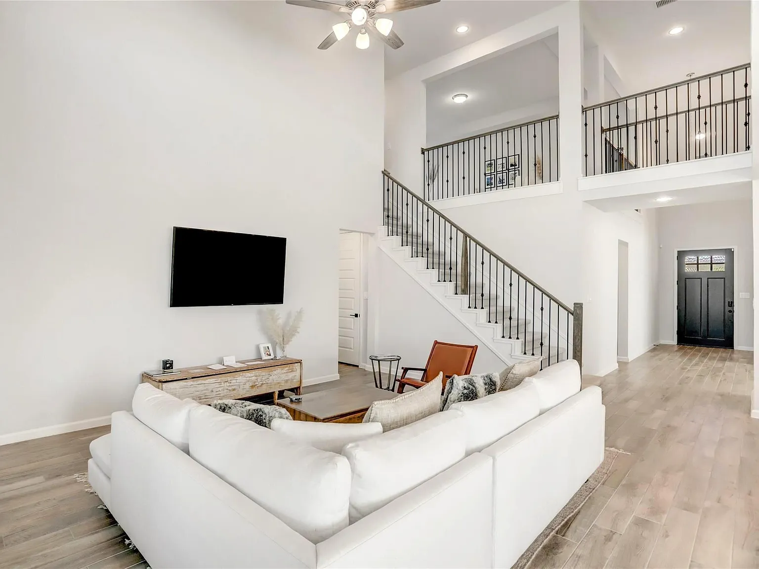 4 bed, 3.5 bath, 2841 sqft, $3,500 — Photo 3