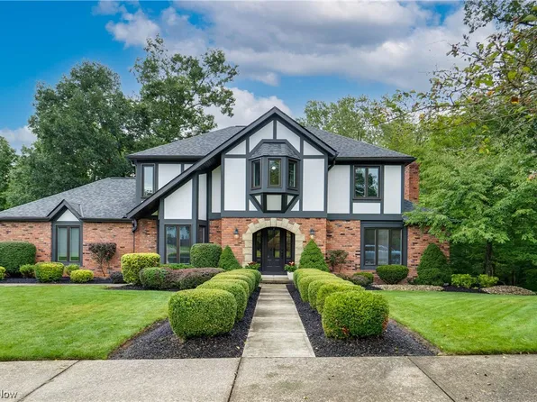 10029 Gatewood Dr, Brecksville, OH 44141