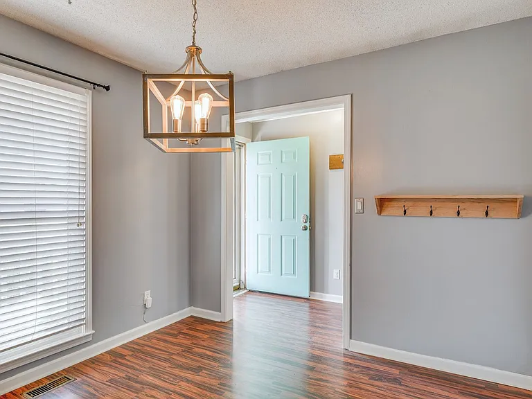 1737 Crestview Dr — Photo 4