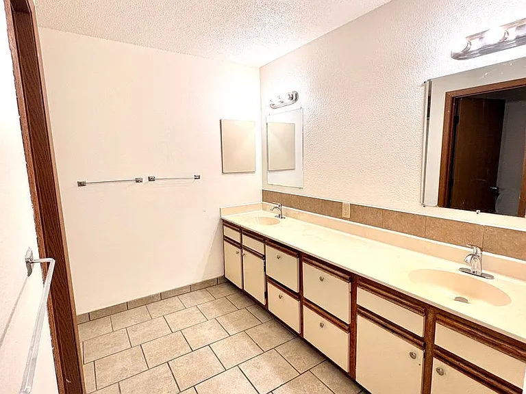 Ivy Apartments — Photo 7