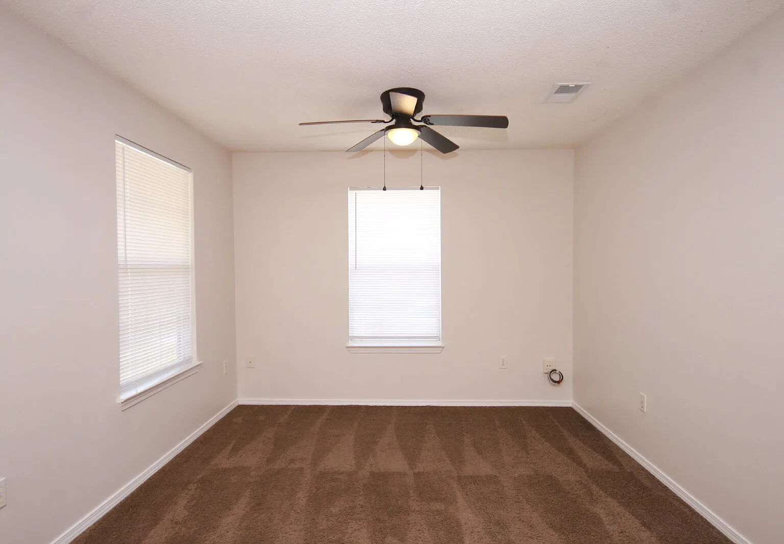 3 bed, 1.0 bath, 1041 sqft, $1,395 — Photo 3