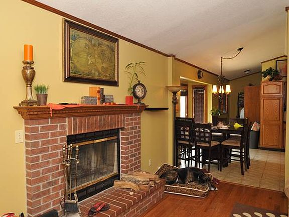 Livingroom into kitchen